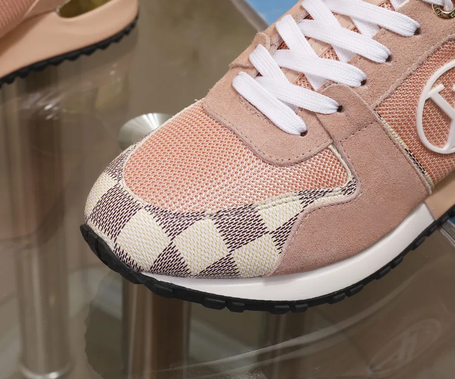 👟👟Ex-factory price 400👟👟 Men's size +10 Couple style, 2019 spring and summer new LOUIS VUITTON The same style of casual sports shoes is launched on Louis Vuitton's official website. Fabric: imported cowhide/cow velvet/breathable mesh, (imported mesh with silicone LV logo), rubber combination outsole, 2cm behind the sole, built-in 0.5cm comfortable feet, size 35-41 for women, 39-46 for men, welcome new and old customers to repost pictures for sale